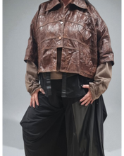 Lade das Bild in den Galerie-Viewer, H4 Kurzjacke braun aus veganen Leder - alle Größen
