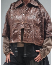 Lade das Bild in den Galerie-Viewer, H4 Kurzjacke braun aus veganen Leder - alle Größen

