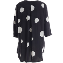 Lade das Bild in den Galerie-Viewer, Wunderschöne Viskose Tunika in angesagtem Punkte Design Gr 42 bis 64 - Studio
