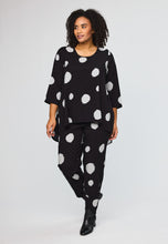 Lade das Bild in den Galerie-Viewer, Wunderschöne Viskose Tunika in angesagtem Punkte Design Gr 42 bis 64 - Studio
