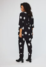 Lade das Bild in den Galerie-Viewer, Wunderschöne Viskose Tunika in angesagtem Punkte Design Gr 42 bis 64 - Studio
