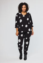 Lade das Bild in den Galerie-Viewer, Wunderschöne Viskose Tunika in angesagtem Punkte Design Gr 42 bis 64 - Studio
