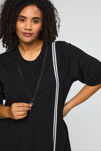 Load image into Gallery viewer, Lässiges Sweat-Kleid mit Zipper- und Streifen-Details bis Gr 62 - Studio
