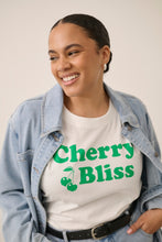 Lade das Bild in den Galerie-Viewer, Shirt mit Aufschrift Cherry Bliss in Weiß Größe 40 bis 60 - Kaffe Curve

