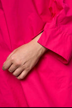 Lade das Bild in den Galerie-Viewer, Neon-Vibes: Stylische Oversize-Tunika aus edler „Paper-Touch“-Baumwolle in Pink - alle Größen - Gozzip
