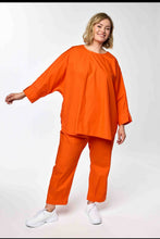 Lade das Bild in den Galerie-Viewer, Neon-Vibes: Stylische Oversize-Tunika aus edler „Paper-Touch“-Baumwolle in Orange - alle Größen - Gozzip
