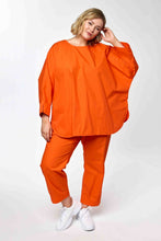 Lade das Bild in den Galerie-Viewer, Neon-Vibes: Stylische Oversize-Tunika aus edler „Paper-Touch“-Baumwolle in Orange - alle Größen - Gozzip
