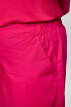 Load image into Gallery viewer, Skulpturale „Paper-Touch“ Baumwollhose in Pink bis Größe 56 - Gozzip
