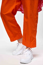 Load image into Gallery viewer, Skulpturale „Paper-Touch“ Baumwollhose in Orange bis Größe 56 - Gozzip
