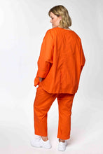 Load image into Gallery viewer, Skulpturale „Paper-Touch“ Baumwollhose in Orange bis Größe 56 - Gozzip
