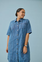 Lade das Bild in den Galerie-Viewer, Lässiges Denim-Hemdblusenkleid aus 100% Baumwolle bis Gr 58 - Kaffe Curve
