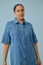 Lade das Bild in den Galerie-Viewer, Lässiges Denim-Hemdblusenkleid aus 100% Baumwolle bis Gr 58 - Kaffe Curve
