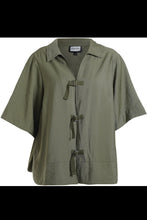 Load image into Gallery viewer, Stylische Utility-Blusenjacke im Urban-Look – Einzigartiges Schnallen-Design in Army Grün bis Größe 60 - Gozzip
