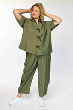 Load image into Gallery viewer, Stylische Utility-Cargo-Hose im Urban-Look in Army Grün bis Gr 56 - Gozzip
