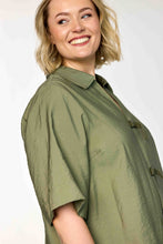 Load image into Gallery viewer, Stylische Utility-Blusenjacke im Urban-Look – Einzigartiges Schnallen-Design in Army Grün bis Größe 60 - Gozzip
