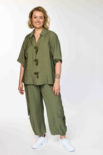 Load image into Gallery viewer, Stylische Utility-Blusenjacke im Urban-Look – Einzigartiges Schnallen-Design in Army Grün bis Größe 60 - Gozzip
