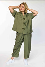 Load image into Gallery viewer, Stylische Utility-Blusenjacke im Urban-Look – Einzigartiges Schnallen-Design in Army Grün bis Größe 60 - Gozzip
