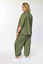 Load image into Gallery viewer, Stylische Utility-Blusenjacke im Urban-Look – Einzigartiges Schnallen-Design in Army Grün bis Größe 60 - Gozzip
