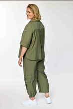 Load image into Gallery viewer, Stylische Utility-Blusenjacke im Urban-Look – Einzigartiges Schnallen-Design in Army Grün bis Größe 60 - Gozzip
