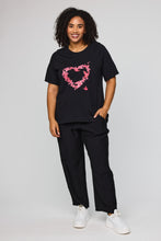 Lade das Bild in den Galerie-Viewer, Romantisches Baumwoll-Shirt mit Schmetterlings-Herz in Schwarz Pink bis Gr 62 - Studio
