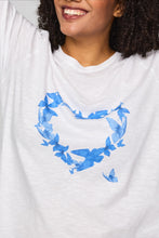Lade das Bild in den Galerie-Viewer, Romantisches Baumwoll-Shirt mit Schmetterlings-Herz in Weiss Blau bis Gr 62 - Studio

