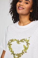 Lade das Bild in den Galerie-Viewer, Romantisches Baumwoll-Shirt mit Schmetterlings-Herz in Weiss Grün bis Gr 62 - Studio
