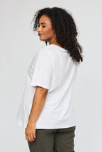 Lade das Bild in den Galerie-Viewer, Romantisches Baumwoll-Shirt mit Schmetterlings-Herz in Weiss Grün bis Gr 62 - Studio
