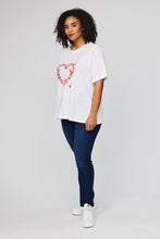 Load image into Gallery viewer, Romantisches Baumwoll-Shirt mit Schmetterlings-Herz in Weiss Rot bis Gr 62 - Studio

