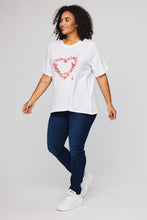 Load image into Gallery viewer, Romantisches Baumwoll-Shirt mit Schmetterlings-Herz in Weiss Rot bis Gr 62 - Studio
