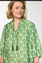 Load image into Gallery viewer, Gemusterte Bluse mit Tunika-Ausschnitt in Grün/khaki Nuancen bis Gr 62 - Gozzip
