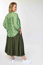 Load image into Gallery viewer, Gemusterte Bluse mit Tunika-Ausschnitt in Grün/khaki Nuancen bis Gr 62 - Gozzip
