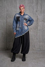 Load image into Gallery viewer, Stylisches Denim-Piece im Washed-Look mit Cutouts – RÉ DESIGN
