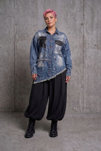 Load image into Gallery viewer, Stylisches Denim-Piece im Washed-Look mit Cutouts – RÉ DESIGN
