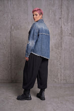 Load image into Gallery viewer, Stylisches Denim-Piece im Washed-Look mit Cutouts – RÉ DESIGN
