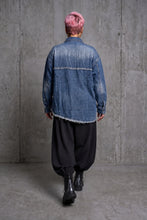 Load image into Gallery viewer, Stylisches Denim-Piece im Washed-Look mit Cutouts – RÉ DESIGN
