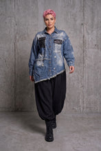 Load image into Gallery viewer, Stylisches Denim-Piece im Washed-Look mit Cutouts – RÉ DESIGN
