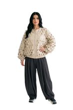 Load image into Gallery viewer, Ausgefallene Ballonjacke mit Plättchenverarbeitung in 2 Farben – B-ONE
