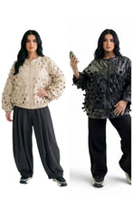 Load image into Gallery viewer, Ausgefallene Ballonjacke mit Plättchenverarbeitung in 2 Farben – B-ONE
