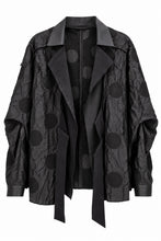 Load image into Gallery viewer, Extravagante Avantgarde-Jacke Gerald mit Echtleder-Details &amp; Punkte-Muster – Papucei
