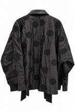 Load image into Gallery viewer, Extravagante Avantgarde-Jacke Gerald mit Echtleder-Details &amp; Punkte-Muster – Papucei
