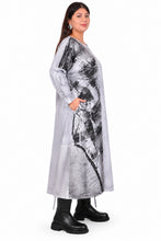 Lade das Bild in den Galerie-Viewer, Sweatkleid mit Print-Details &amp; Netz-Einsätzen in 2 Farben – B-ONE
