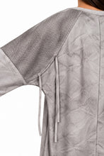 Lade das Bild in den Galerie-Viewer, Sweatkleid mit Print-Details &amp; Netz-Einsätzen in 2 Farben – B-ONE
