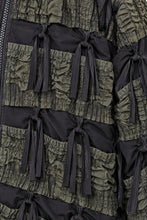 Lade das Bild in den Galerie-Viewer, Memory Jacke mit Kapuze &amp; Struktur-Details in 2 Farben – B-ONE
