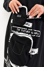 Lade das Bild in den Galerie-Viewer, Kapuzenkleid mit Print &amp; Beuteltaschen – B-ONE
