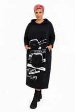 Lade das Bild in den Galerie-Viewer, Kapuzenkleid mit Print &amp; Beuteltaschen – B-ONE
