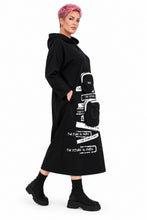 Lade das Bild in den Galerie-Viewer, Kapuzenkleid mit Print &amp; Beuteltaschen – B-ONE
