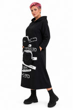 Lade das Bild in den Galerie-Viewer, Kapuzenkleid mit Print &amp; Beuteltaschen – B-ONE

