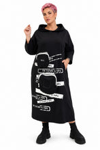 Lade das Bild in den Galerie-Viewer, Kapuzenkleid mit Print &amp; Beuteltaschen – B-ONE
