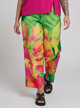 Load image into Gallery viewer, CN-G Hose in floralem Design Grün-Pink-Orange Gr 40 bis 60
