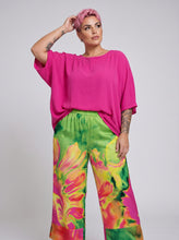 Load image into Gallery viewer, CN-G Hose in floralem Design Grün-Pink-Orange Gr 40 bis 60
